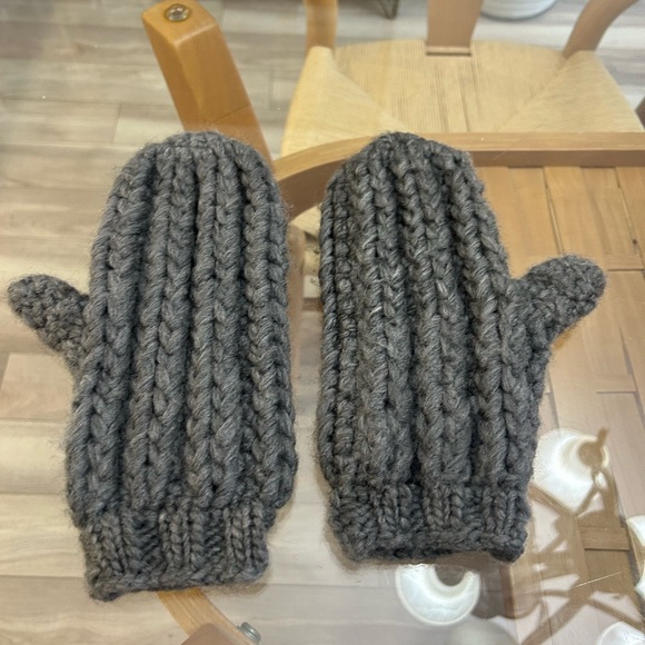 Hand Made Knitted 100% Wool Mittens - Picture 8 of 8